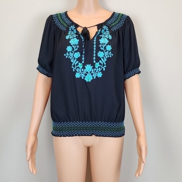New York & Company short sleeve Embroidery front top - Picture 2 of 12